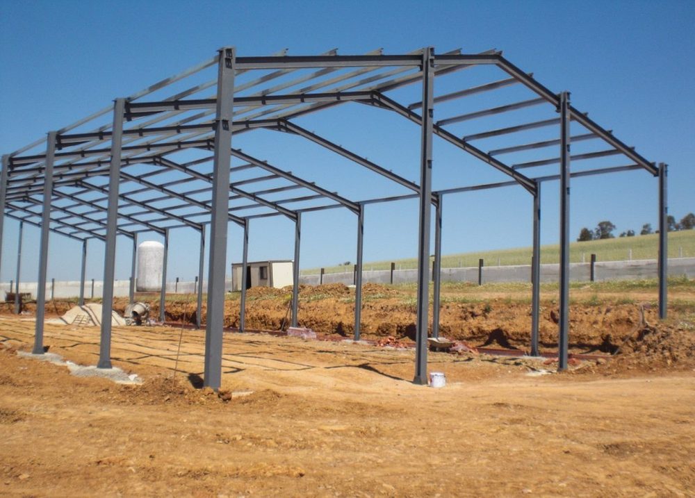 Pórticos de estructura metálica montados sobre cimentación