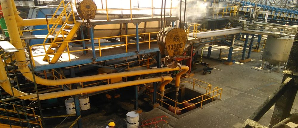 Tubería de proceso sobre estructura metálica en planta industrial