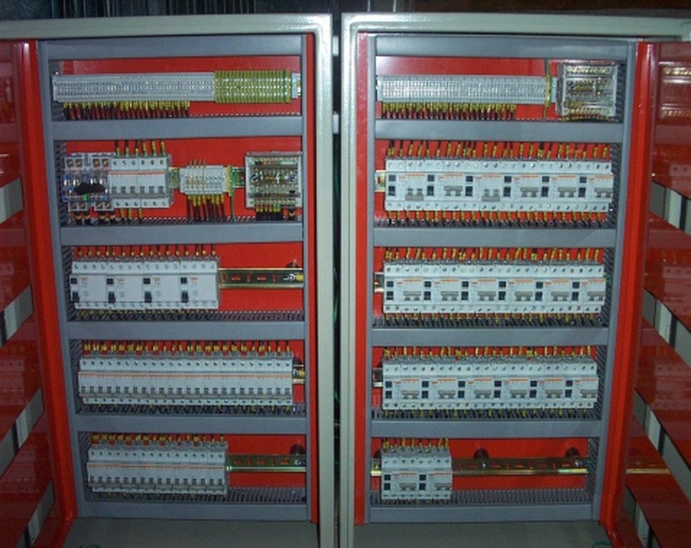 Tablero eléctrico de distribución con interruptores y borneras cableados