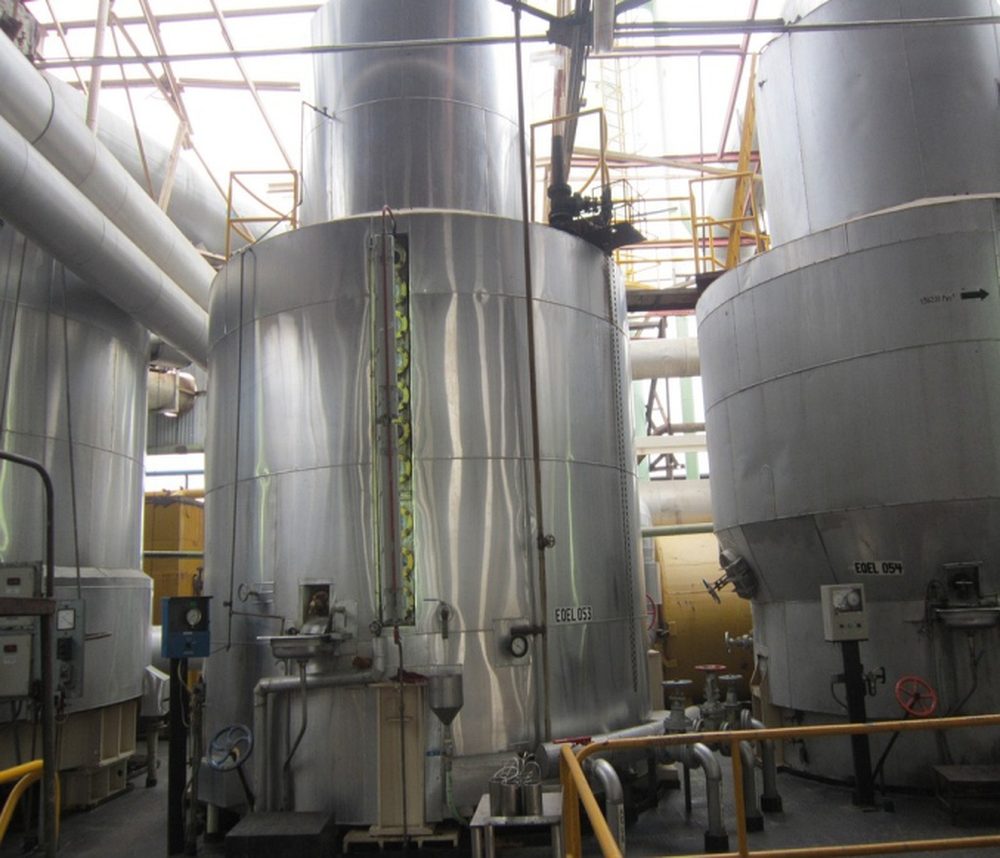 Tanques de acero inoxidable montados en una sala de proceso